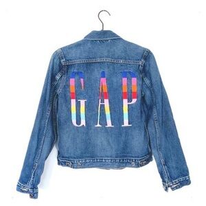 GAP Denim Jacket with Colorful rainbow Logo size M, like new